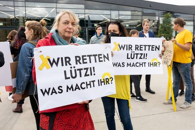 Bilder des Jahres 2022, News 10 Oktober News Themen der Woche KW41 News Bilder des Tages Initiativen von Lützerath bleibt sowie Friedas for Future zeigen ihren Unmut nach dem gescheiterten Änderungsantrag der Grünen Jugend - Der Parteitag von Bündnis 90 Die Grünen im WCCB in Bonn ist die 48. Bundesdelegiertenkonferenz BDK der Partei. 16.10.2022 Bonn Gronau NRW Deutschland