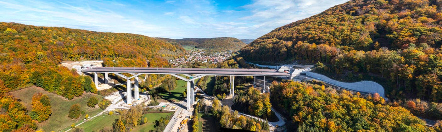 Bilder des Jahres 2022, News 10 Oktober News Bilder des Tages Eine der höchsten Eisenbahnbrücken in Deutschland ist fertig gebaut, die Kräne sind abgebaut. Die rund 500 Meter lange Filstalbrücke ist Teil der künftigen Hochgeschwindigkeitsstrecke Stuttgart - Ulm. Die 85 Meter hohe Brücke ist nach Bahnangaben die dritthöchste Eisenbahnbrücke in Deutschland. Im Dezember 2022 rollen hier die ersten Züge. 18.10.2022: DEU, Deutschland, Baden-Württemberg, Mühlhausen im Täle.