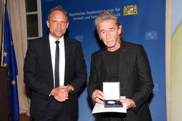 Bilder des Jahres 2022, Entertainment 10 Oktober Entertainment Bilder des Tages Thorsten Glauber Umwelt Minister Peter Maffay Saenger Bayerischer Umwelt Staats Medaille Preistraeger Muenchen 18.10.2022 Kuenstler Haus Bayerische Umwelt Staatsmedaille Verleihung