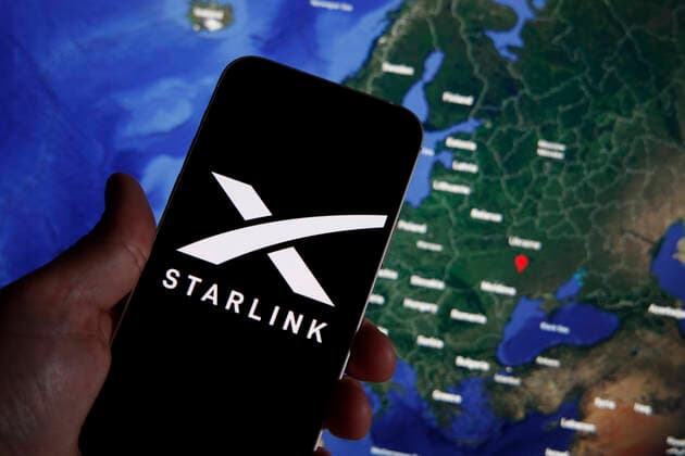 Starlink Resumes Service In Ukraine The Starlink photo is seen on a mobile device with Ukraine on a map in the background in this illustration photo in Warsaw, Poland on 21 September, 2022. Starlink owner and founder Elon Musk Starlink owner Elon Musk has decided to have the satellite company resume internet services in Ukraine after complaints of Starlink owner Elon Musk has decided to have the satellite company resume internet services in Ukraine after complaints of substantial costs. The satellite service, provided for free, is essential to the armed forces of Ukraine batteling Russian forces. Warsaw Poland  Copyright: xSTRx originalFilename: arriens-starlink221018_npTub.jpg