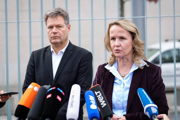 Pressestatement im Anschluss an die Kabinettsitzung und den Kabinettbeschluss zur Novelle des Atomgesetzes Aktuell, 19.10.2022, Berlin, Bundeswirtschafts- und Klimaminister Robert Habeck (Gruene) gemeinsam mit Bundesumweltministerin Steffi Lemke (Gruene) beim Pressestatement im Anschluss an die Kabinettsitzung und den Kabinettbeschluss zur Novelle des Atomgesetzes Berlin Berlin Deutschland