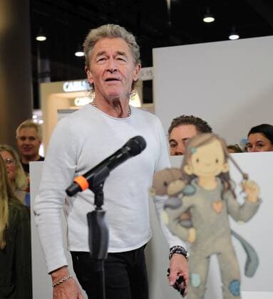22.10.2022 Frankfurt am Main, Messe Frankfurter Buchmesse 2022 - Impressionen Grosser Andrang auf dem Messestand Hendrikje Balsmeyer und Peter Maffay sind nicht nur Lebensgefährten sondenr auch die Autoren von der Kinderbuchreihe Anouk Bild zeigt Peter Maffay erstaunt und erfreut über den grossen Andrang