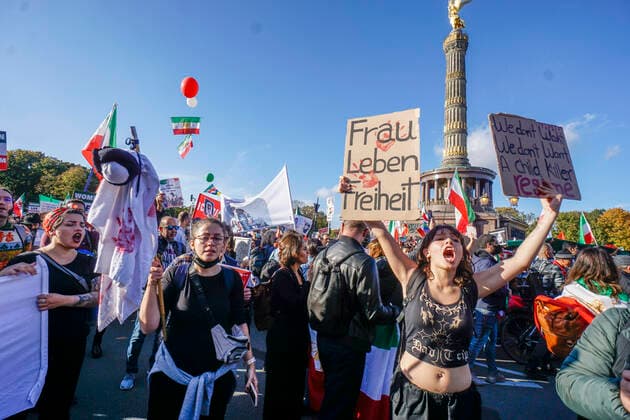 Bilder des Jahres 2022, News 10 Oktober Solidaritäts-Demonstration gegen die Unterdrückung der Frauen im Iran, Tiergarten, Siegessäule, Großer Stern, Berlin Großdemo gegen das Regime der Mullahs im Iran. Auslöser der Demonstrationen war der Tod der 22-jährigen Masha Amini. 22.10.2022, Berlin-Mitte, Tiergarten, News,