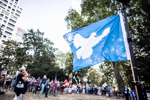 Kundgebung Demo FÜR DEN FRIEDEN! GEGEN EINEN NEUEN RÜSTUNGSWETTLAUF! DIE WAFFEN MÜSSEN ENDLICH SCHWEIGEN!, Opferdenkmal, Frankfurt, Bild x von 6 Frankfurt, 01.09.2022 Kundgebung Demo FÜR DEN FRIEDEN! GEGEN EINEN NEUEN RÜSTUNGSWETTLAUF! DIE WAFFEN MÜSSEN ENDLICH SCHWEIGEN!, Opferdenkmal, Frankfurt, im Bild: Teilnehmer demonstrieren für Frieden, Fahne mit Friedenstaube,