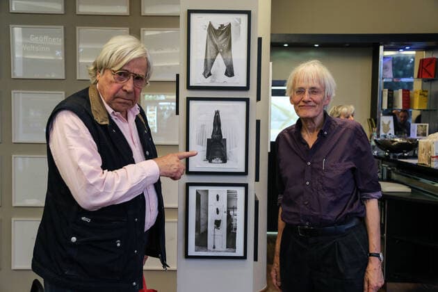Bazon Brock, Timm Ulrichs, Denkerei, Berlin 7.5.2015. Dazwischen ein Bild von Brocks Kopfstand. Als er den Kopfstandt beim Fluxus-Abend des ASTA der TH Aachen am 20.7.1964 den Kopfstand machte, sprang Ulrichs, der eingeladen war, auf die Bühne und stieß Brock um und wurde dann aus dem Saal befördert. Knapp 51 Jahre später sind beide freundschaftlich verbunden und posieren vor dem Kopfstandfoto.