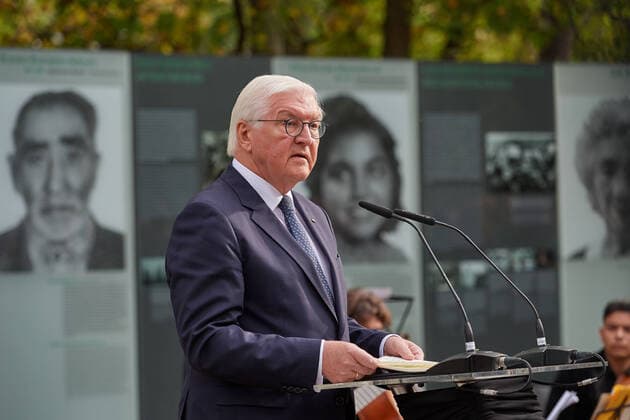 Bilder des Jahres 2022, News 10 Oktober News Themen der Woche KW43 News Bilder des Tages Gedenkveranstaltung am Denkmal fuer die im Nationalsozialismus ermordeten Sinti und Roma Europas am Montag (24.10.2022) anlaesslich des zehnten Jahrestags in Berlin. (Foto: Bundespraesident Frank-Walter Steinmeier) Die Errichtung des Denkmals fuer die ermordeten Sinti und Roma wurde 1992 von der Bundesregierung beschlossen. Feierlich eingeweiht wurde das Werk des im vergangenen Jahr verstorbenen israelischen Kuenstlers Dani Karavan zwanzig Jahre spaeter am 24. Oktober 2012. (Siehe epd-Meldung vom 24.10.2020) Gedenkveranstaltung am Denkmal fuer die im Nationalsozialismus ermordeten Sinti und Roma