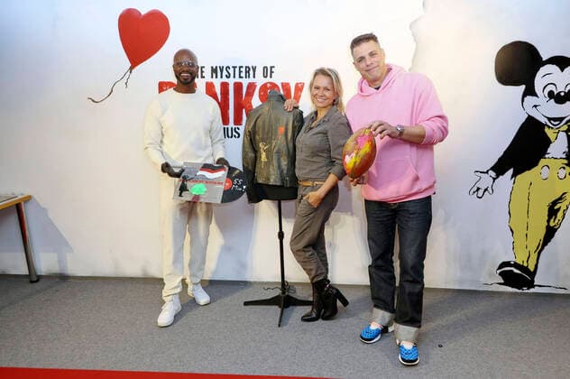 Bilder des Jahres 2022, Entertainment 10 Oktober Entertainment Themen der Woche KW43 Yared Dibaba, Nova Meierhenrich und Carsten Spengemann beim Charity Event in der Banksy Ausstellung im ehemaligen Galeria Kaufhof Gebäude, bei dem Promis Dinge mit Banksy Motiven bemalen, damit diese versteigert werden können. Hamburg, 24.10.2022