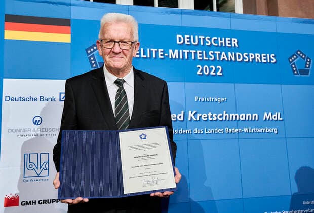 Bilder des Jahres 2022, News 10 Oktober News Themen der Woche KW43 News Bilder des Tages Winfried Kretschmann erhält den Deutschen Elite-Mittelstandspreis 2022 EUR, Deutschland, Berlin,27.10.2022: Der Ministerpräsident Baden-Würtenbergs, Winfried Kretschmann erhält den Deutschen Elite-Mittelstandspreis 2022 der Stiftung Wir Eigentümerunternehmer. In Anwesenheit des Bundeswirtschaftsministers Robert Habeck und Nicola Leibinger-Kammüller, Vorstandsvorsitzende der TRUMPF SE+Co.KG.