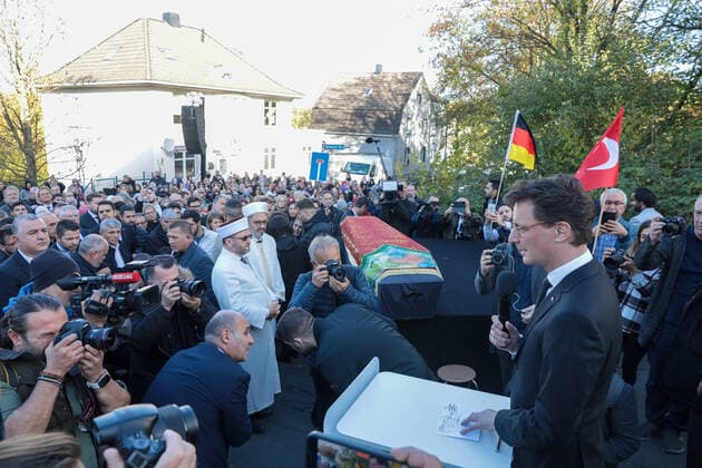 Bilder des Jahres, News 11 November News Themen der Woche KW44 News Bilder des Tages Trauerfeier nach dem Tod von Mevlüde Genc Trauerfeier nach dem Tod von Mevlüde Genc an dem Ort, an welchem im Mai 1993 fünf ihrer Familienangehörigen bei einem rechtsradikalen Brandanschlag getötet wurden. Solingen, Untere Wernerstraße Deutschland
