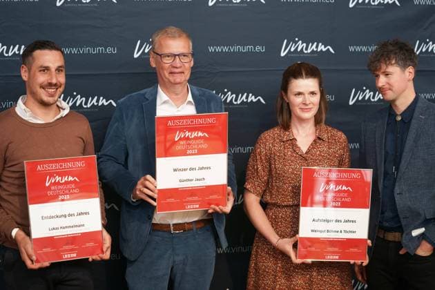 Bilder des Jahres 2022, Entertainment 11 November Entertainment Themen der Woche KW44 News Bilder des Tages LUKAS HAMMELMANN, GUENTHER JAUCH, MARIKA UND SANDRO BOEHME WINZER DES JAHRES 2023 PRAESENTATION DES VINUM WEIN GUIDE DEUTACHLAND MAINZ