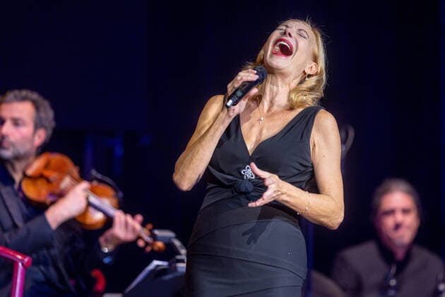 Bilder des Jahres 2022, Entertainment 11 November Entertainment Themen der Woche KW44 Entertainment Bilder des Tages Ute Lemper Ute Lemper singt bei den 36. Internationalen Sonneberger Jazztagen im Gesellschaftshaus ihr Programm Songs from the broken Heart. Sonneberg Thüringen DEUTSCHLAND