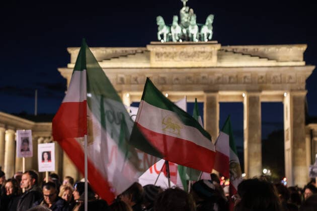 Bilder des Jahres, News 11 November News Themen der Woche KW45 News Bilder des Tages Kundgebung aus Solidarität mit der Protestbewegung in Iran. Aufgerufen haben die Initiative des RAV, der VDJ, die Neue Richtervereinigung, der RAK-Berlin, dem DAV, dem ECCHR und dem djb am 07.11.2022 vor dem Brandenburger Tor in Berlin. Kundgebung aus Solidarität mit der Protestbewegung in Iran am Brandenburger Tor