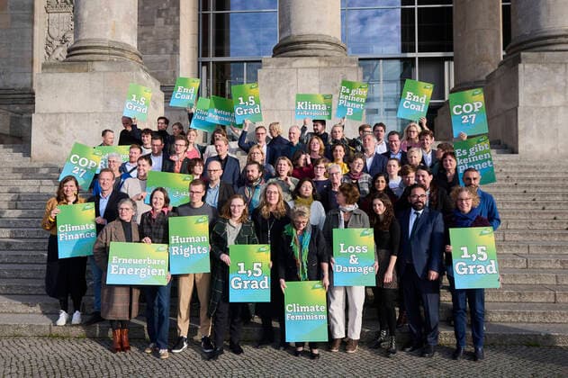 Bilder des Jahres, News 11 November News Themen der Woche KW45 News Bilder des Tages Berlin, Foto-Aktion der Fraktion von Bündnis90 Die Grünen zum Start der Weltklimakonferenz Foto-Aktion der Bundestagsfraktion von Bündnis90 Die Grünen am 08.11.2022 auf den Treppen des Reichstagsgebäudes in Berlin zum Start der 27. Weltklimakonferenz in Ägypten. Berlin Berlin Deutschland