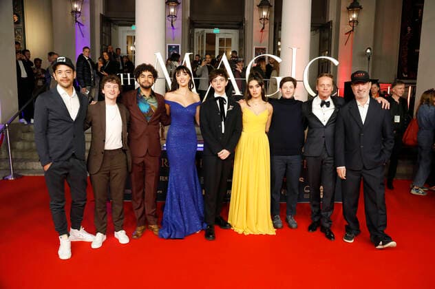 Bilder des Jahres 2022, Entertainment 11 November Entertainment Themen der Woche KW45 Florian Sigl, Elliot Courtiour, Amir Wilson, Niamh McCormack, Jack Wolfe, Asha Banks, Iwan Rheon, Stefan Konarske und Roland Emmerich bei der Premiere des Kinofilms The Magic Flute - Das Vermächtnis der Zauberflöte im Staatstheater am Gärtnerplatz. München, 07.11.2022