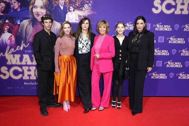 Bilder des Jahres 2022, Entertainment 11 November Entertainment Themen der Woche KW45 Entertainment Bilder des Tages Aaron Altaras, Karoline Herfurth, Nora Tschirner, Ulrike Kriener, Milena Tscharntke und Jasmin Shakeri bei der Film Premiere von Einfach mal was Schönes am 8.11.2022 in Berlin Einfach mal was Schoenes Filmpremiere in Berlin