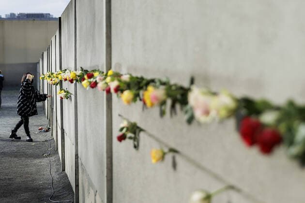 Bilder des Jahres, News 11 November News Themen der Woche KW45 News Bilder des Tages Rosen stecken an der Gedenkstaette der Berliner Mauer am Tag des Mauerfalls in Berlin, 09.11.2022. Berlin Deutschland