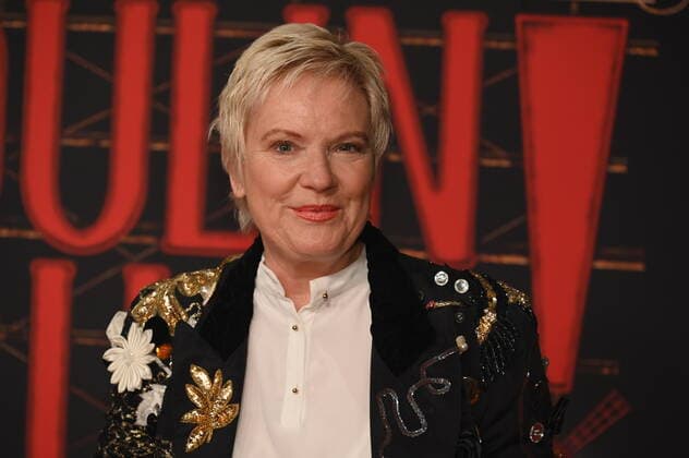 Moderatorin Birgit Biggi Lechtermann kommt über den roten Tepich bei der Galapremiere des Musical Moulin Rouge! Das Musical in den Kölner Musical Dome