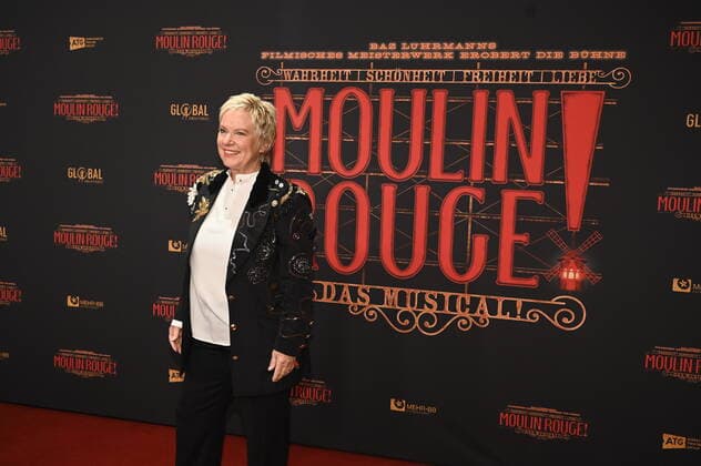Moderatorin Birgit Biggi Lechtermann kommt über den roten Tepich bei der Galapremiere des Musical Moulin Rouge! Das Musical in den Kölner Musical Dome
