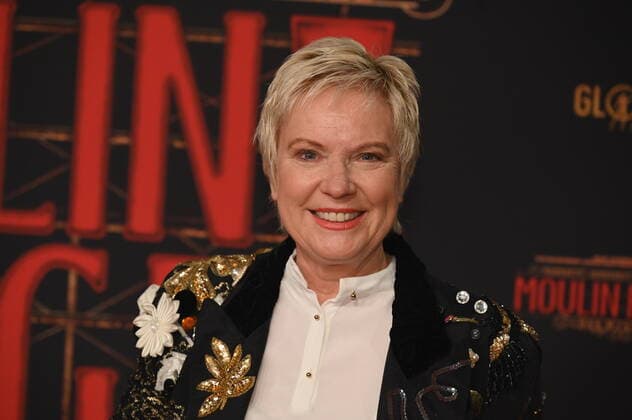 Moderatorin Birgit Biggi Lechtermann kommt über den roten Tepich bei der Galapremiere des Musical Moulin Rouge! Das Musical in den Kölner Musical Dome