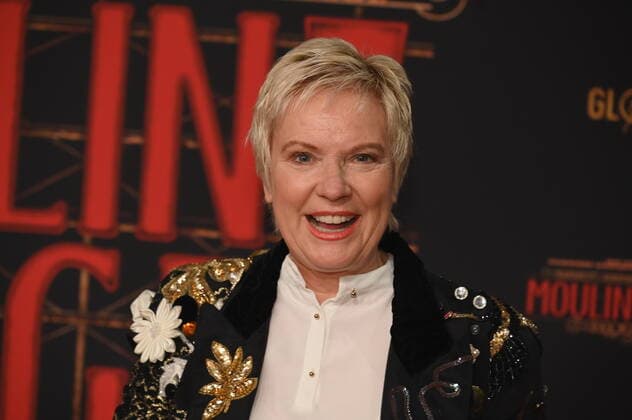 Moderatorin Birgit Biggi Lechtermann kommt über den roten Tepich bei der Galapremiere des Musical Moulin Rouge! Das Musical in den Kölner Musical Dome