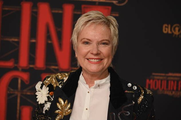 Moderatorin Birgit Biggi Lechtermann kommt über den roten Tepich bei der Galapremiere des Musical Moulin Rouge! Das Musical in den Kölner Musical Dome