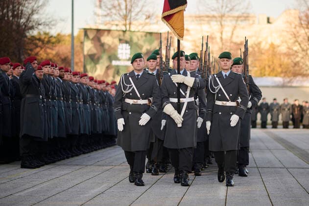 Bilder des Jahres, News 11 November News Themen der Woche KW45 Berlin, Feierliches Gelöbnis zum Gründungstag der Bundeswehr Die Ehrenformation am 12.11.2022 während des Feierliches Gelöbnis zum Gründungstag der Bundeswehr auf dem Paradeplatz des Bundesministeriums der Verteidigung in Berlin Berlin Bundesministeriums der Verteidigung Berlin Deutschland