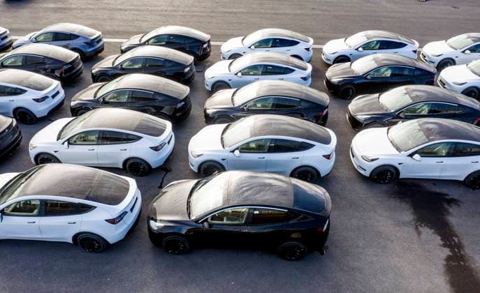 Tesla Giga Facoty Gruenheide, 12.11.2022 - Tesla Y Modelle produziert in der Tesla Giga Factory werden auf dem Werksgelaende auf Autotransporter verladen. Gruenheide Brandenburg Deutschland