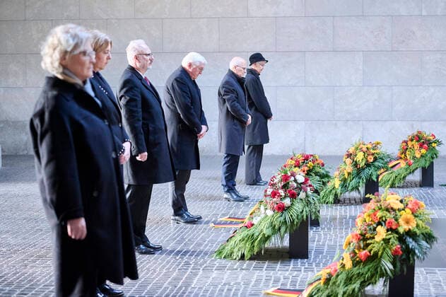 Bilder des Jahres, News 11 November News Themen der Woche KW45 News Bilder des Tages Berlin, Kranzniederlegung zum Volkstrauertag in der Neuen Wache Kranzniederlegung zum Volkstrauertag in der Neuen Wache am 13.11.2022 in Berlin. Im Bild: Bundespräsident Frank-Walter Steinmeier, Staatspräsident der Republik Lettlands Egils Levits, Bundestagspräsidentin Bärbel Bas, Bundesratspräsident Peter Tschentscher, Vizepräsidentin des Bundesverfassungsgerichts Doris König und Verteidigungsministerin Christine Lambrecht (in Vertretung des Bundeskanzlers) Berlin Neuen Wache Berlin Deutschland