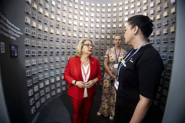 Bilder des Jahres, News 11 November News Themen der Woche KW46 Bundesministerin fuer wirtschaftliche Zusammenarbeit und Entwicklung, Svenja Schulze, SPD besucht den Pavilion der Ukraine im Rahmen der 27. Vertragsstaatenkonferenz der Klimarahmenkonvention COP27 in Sharm El Sheikh, 15.11.2022. Sharm El Sheikh Aegypten