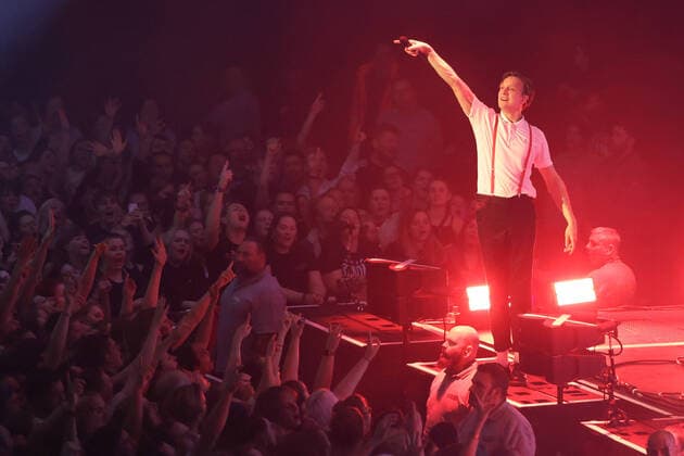 Bilder des Jahres 2022, Entertainment 11 November Entertainment Themen der Woche KW46 Entertainment Bilder des Tages Kraftklub Konzert in Hamburg, Kraftklub Sänger Felix Kummer Hamburg Alsterdorfer Sporthalle Hamburg Deutschland Copyright: xLobeca RalfxHomburgx