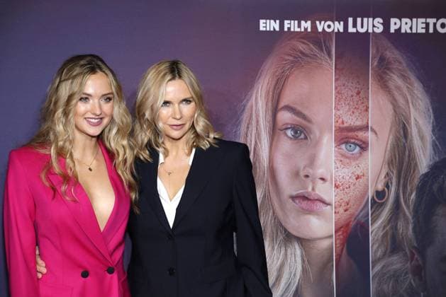 Bilder des Jahres 2022, Entertainment 11 November Entertainment Themen der Woche KW46 Entertainment Bilder des Tages Lilly Krug und ihre Mutter Veronica Ferres bei der Shattered- Gefährliche Affäre Film Premiere am 16.11.2022 in Berlin Shattered- Gefährliche Affäre Filmpremiere mit Veronica Ferres & Tochter Lilly Krug in Berlin