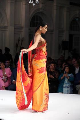 (221118) -- COLOMBO, Nov. 18, 2022 -- A model presents a creation during the Colombo Fashion Week in Colombo, Sri Lanka, Nov. 17, 2022. (Photo by Xinhua) SRI LANKA-COLOMBO-FASHION WEEK AjithxPerera