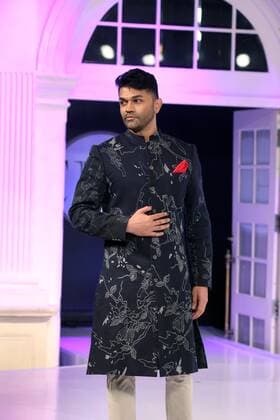 (221118) -- COLOMBO, Nov. 18, 2022 -- A model presents a creation during the Colombo Fashion Week in Colombo, Sri Lanka, Nov. 17, 2022. (Photo by Xinhua) SRI LANKA-COLOMBO-FASHION WEEK AjithxPerera
