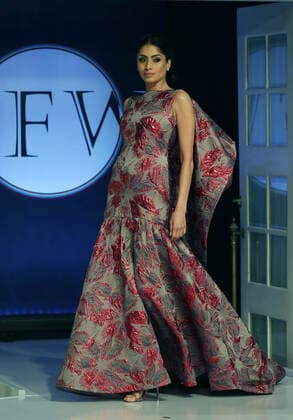 (221118) -- COLOMBO, Nov. 18, 2022 -- A model presents a creation during the Colombo Fashion Week in Colombo, Sri Lanka, Nov. 17, 2022. (Photo by Xinhua) SRI LANKA-COLOMBO-FASHION WEEK AjithxPerera