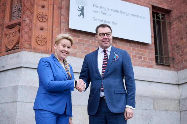 Bilder des Jahres, News 11 November News Themen der Woche KW46 News Bilder des Tages Berlin, Antrittsbesuch des Botschafter der Ukraine Oleksij Makejew bei Franziska Giffey Franziska Giffey (Regierende Bürgermeisterin von Berlin, SPD) trifft am 18.11.2022 den Botschafter der Ukraine in Deutschland Oleksij Makejew anlässlich seines Antrittsbesuches im Rotes Rathaus in Berlin. Berlin Rotes Rathaus Berlin Deutschland