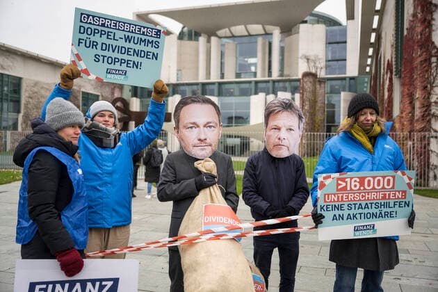 Bilder des Jahres, News 11 November News Themen der Woche KW46 News Bilder des Tages Demonstranten von Finanzwende bei einer Aktion mit Masken mit Abbildern von Finanzminister Christian Lindner und Wirtschaftsminister Robert Habeck gegen Staatshilfen an Aktionaere waehrend einer Sitzung des Bundeskabinetts vor dem Kanzleramt in Berlin. Foto: bildgehege Gaspreisbremse