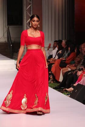 (221119) -- COLOMBO, Nov. 19, 2022 -- A model presents a creation during a fashion show in Colombo, Sri Lanka, Nov. 18, 2022. (Photo by Xinhua) SRI LANKA-COLOMBO-FASHION SHOW AjithxPerera
