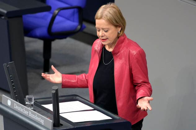 Gesine Lötzsch in der 68. Sitzung des Deutschen Bundestages im Reichstagsgebäude. Berlin, 22.11.2022