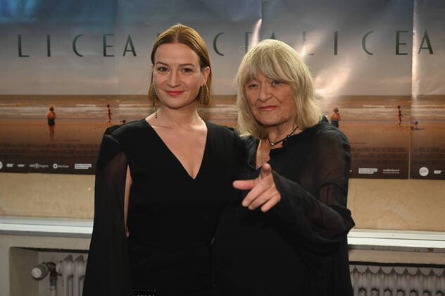 Bilder des Jahres 2022, Entertainment 11 November Entertainment Themen der Woche KW47 Entertainment Bilder des Tages Schauspielerin Nina Gummich ( spielt Alice Schwarzer ) und Journalistin Alice Schwarzer , l-r, posieren bei der NRW Premiere des Films Alice der anlässlich des 80. Geburtstag von Alice Schwarzer, der Frontfigur der deutschen Frauenbewegung, entstanden ist.