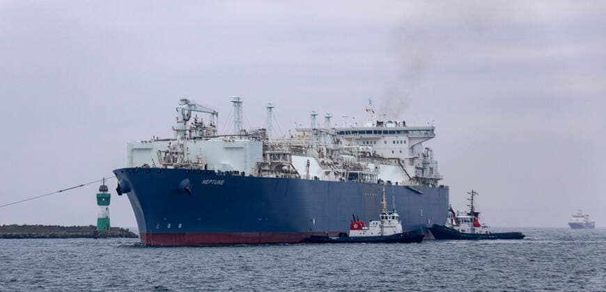 Bilder des Jahres, News 11 November News Themen der Woche KW47 LNG-Spezialschiff Neptune- Ankunft in Deutschland Das LNG-Schiff Neptune faehrt in den Hafen Mukran auf der Insel Ruegen. Das Spezialschiff legt einen Zwischenstopp auf der Fahrt zum Industriehafen Lubmin ein. Dort wird es im ersten und bisher einzigen privat finanzierten LNG-Terminal in Deutschland eingesetzt. Nach Angaben des Betreibers Deutsche ReGas kann das 283 Meter lange Schiff Flüssigerdgas zwischenspeichern, erwaermen und wieder in Gas umwandeln. MUkran Mecklenburg-Vorpommern Deutschland