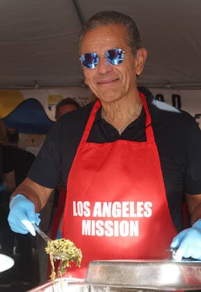 23 November 2022 -Los Angeles, California - Antonio Villaraigosa. Los Angeles Mission Hosts Annual Thanksgiving Dinner To The Unhoused Community Of Los Angeles held at Los Angeles Mission in Los Angeles. Los Angeles USA - ZUMAa123 20221123_zaa_a123_022 Copyright: xFSx