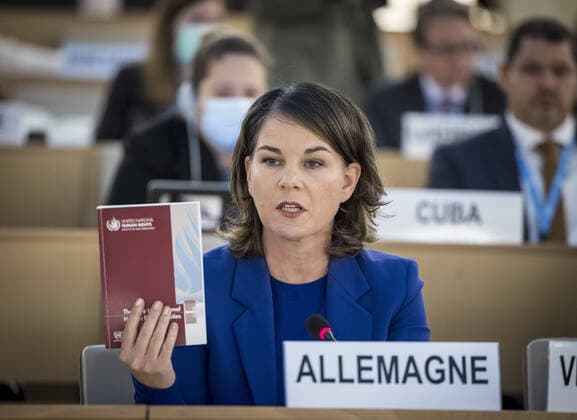 Bilder des Jahres, News 11 November News Themen der Woche KW47 Rede von Annalena Baerbock (Buendnis 90 Die Gruenen), bei der Sondersitzung des Menschrechtsrates der Vereinten Nationen zur Menschenrechtslage in der Islamischen Republik Iran. Hier haelt Baerbock ein Buch mit dem UN-Zivilpakt hoch (Internationaler Pakt ueber buergerliche und politische Rechte). Genf Schweiz Copyright: xThomasxKoehlerx