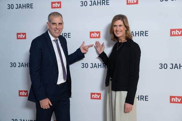 Bilder des Jahres 2022, Entertainment 11 November Entertainment Themen der Woche KW47 ntv Geschäftsführer Stephan Schmitter, ntv Chefredakteurin Sonja Schwetje Der Nachrichtensender ntv feierte am 23. November 2022 in der Berliner Bertelsmann Repräsentanz in Berlin sein 30-jähriges Bestehen Berlin Berlin GER