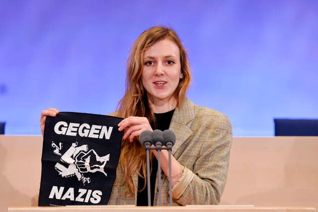 Bilder des Jahres, News 11 November News Themen der Woche KW47 News Bilder des Tages Journalistin Valerie Schönian mit einem Aufnäher mit der Aufschrift Gegen Nazis bei den Feierlichkeiten zum 70-jährigen Bestehen der Bundeszentrale für politische Bildung (bpb) im Bundeshaus in Bonn. Bonn, 25.11.2022 NRW Deutschland Copyright: xChristophxHardtx