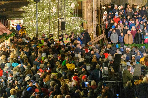 Bilder des Jahres, News 11 November News Themen der Woche KW47 News Bilder des Tages Menschenmenge bei der Eröffnung vom Nürnberger Christkindlesmarkt in der Altstadt. Nürnberg, 25.11.2022