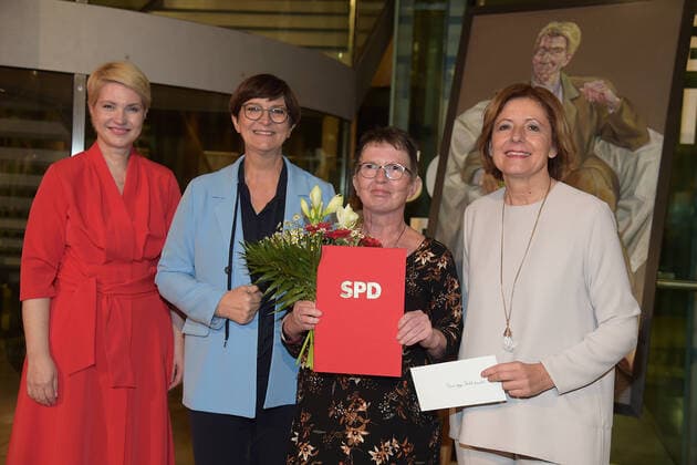 Bilder des Jahres, News 11 November News Themen der Woche KW47 Regine-Hildebrandt-Preis 2020 2022 V.l.n.r...Manuela Schwesig, Saskia Esken, Inge Heimer, PREIS für Omas gegen Rechts, Malu Dreyer Regine-Hildebrandt-Preis im der SPD Haus Verleihung der Preise 2020-2022 in Berlin am 26.11.2022
