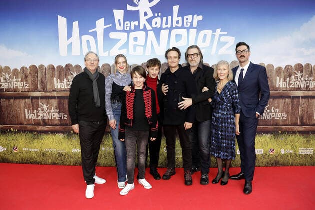 Bilder des Jahres 2022, Entertainment 11 November Entertainment Themen der Woche KW47 Entertainment Bilder des Tages Olli Dittrich, Luna Wedler, Hans Marquardt, Benedikt Jenke, August Dieh, Nicholas Ofczarekl, Hedi Kriegeskotte und Regisseur Michael Krummenacher bei der Der Räuber Hotzenplotz Film Premiere am 27.11.2022 in Berlin Der Räuber Hotzenplotz Filmpremiere in Berlin