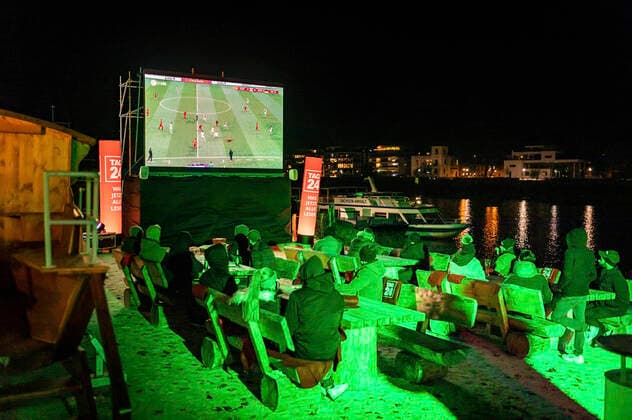 Bilder des Jahres, News 11 November News Themen der Woche KW47 News Bilder des Tages Public Viewing des Nachrichtenportals TAG24 bei der Strandbar Magdeburg. Etwa 70 Fans schauen sich bei 3 Grad Celsius und mit Glühwein die Partie Spanien gegen Deutschland (1:1) der FIFA Weltmeisterschaft 2022 in Katar an. Magdeburg, 27.11.2022