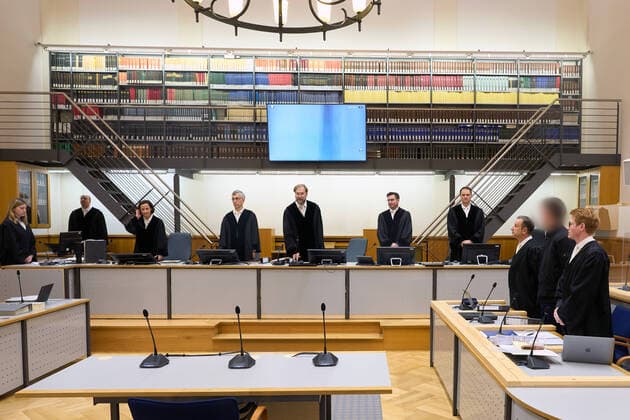 Bilder des Jahres, News 11 November News Bilder des Tages Justizbeamte führen den Angeklagten in den Gerichtssaal des Oberlandesgerichts. 31 Jahre nach einem Brandanschlag auf ein saarländisches Asylbewerberheim wird dem heute 51-jährigen Angeklagtenvorgeworfen , 1991 einen Brandanschlag auf ein Asylbewerberwohnheim in Saarlouis verübt zu haben. Brandstifterprozess am OLG Koblenz