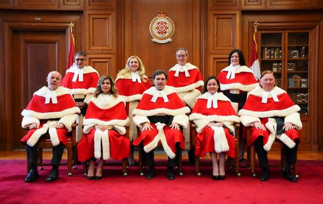 Bilder des Jahres, News 11 November News Themen der Woche KW48 News Bilder des Tages November 28, 2022, Ottawa, ON, Canada: Justice Michelle O Bonsawin, top right, takes part in a group photo with Judges Mahmud Jamal, back row left to right, Sheilah L. Martin, Nicholas Kasirer, and Russell Brown, bottom row left to right, Andromache Karakatsanis, Richard Wagner, Suzanne Cote, and Malcolm Rowe prior to her welcoming ceremony at the Supreme Court of Canada in Ottawa, on Monday, Nov. 28, 2022. O Bonsawin is the first Indigenous judge to be appointed to the Supreme Court of Canada. Ottawa Canada - ZUMAc35_ 20221128_zaf_c35_076 Copyright: xSeanxKilpatrickx